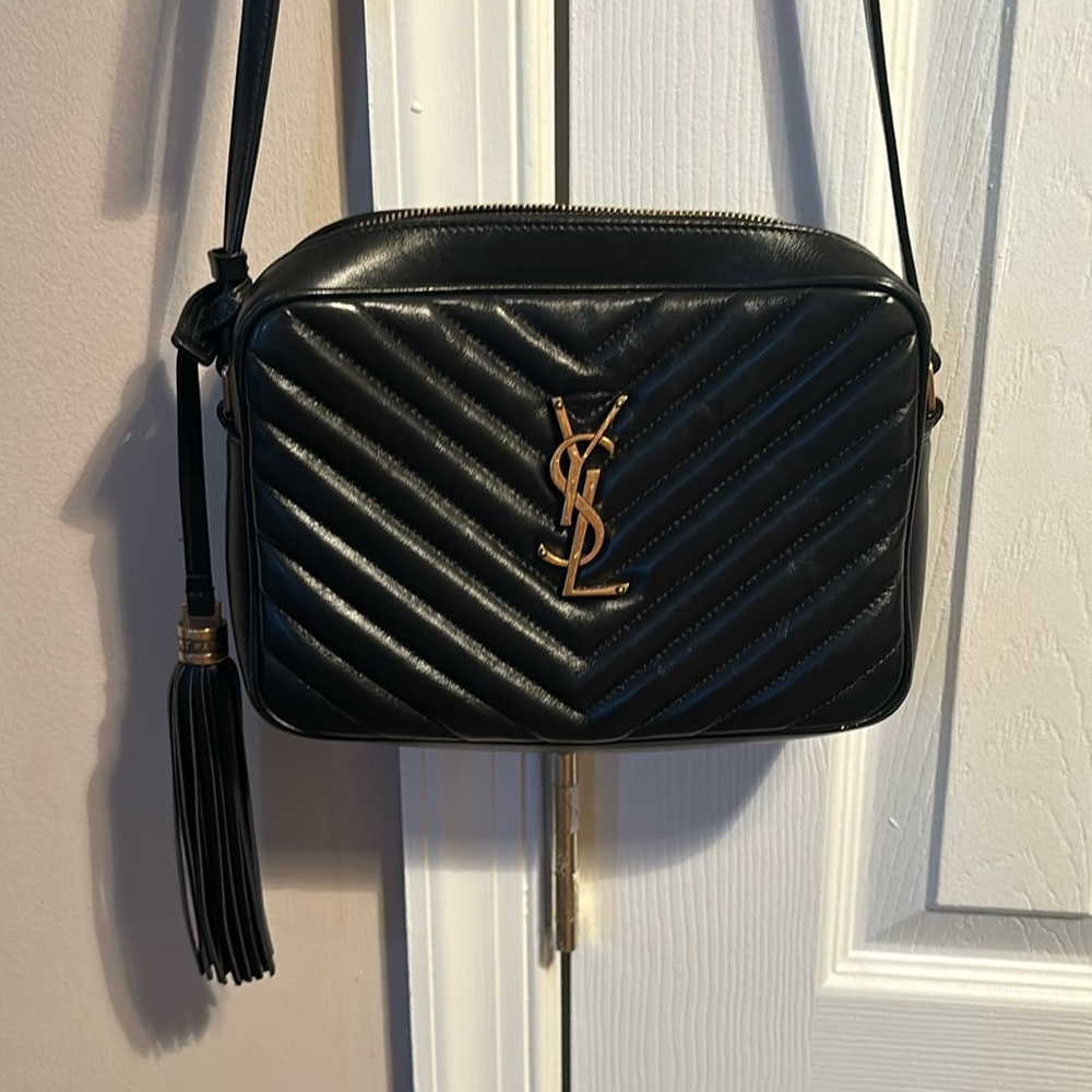 LOU QUILTED CAMERA
CROSSBODY - black and gold